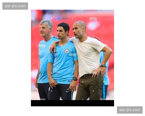 “特写：瓜迪奥拉与阿尔特塔在场边频繁交流，疑似针对场上攻防转换进行即时调整”