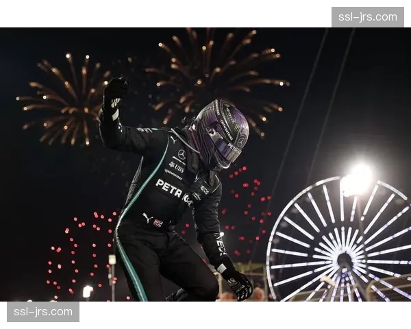 F1巴林季前测试次日:红牛RB22单日里程再破百圈,梅赛德斯W15调校引关注 F1巴林季前测试次日:红牛RB22单日里程再破百圈,梅赛德斯W15调校引关注