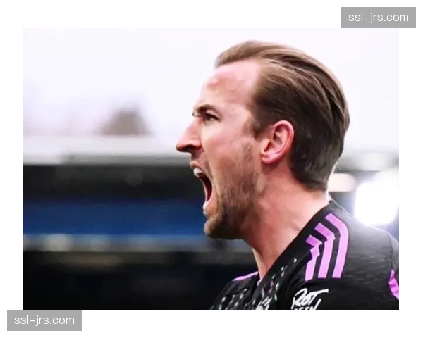 花絮：小球迷冲入场内与哈里·凯恩击掌，被安保带离