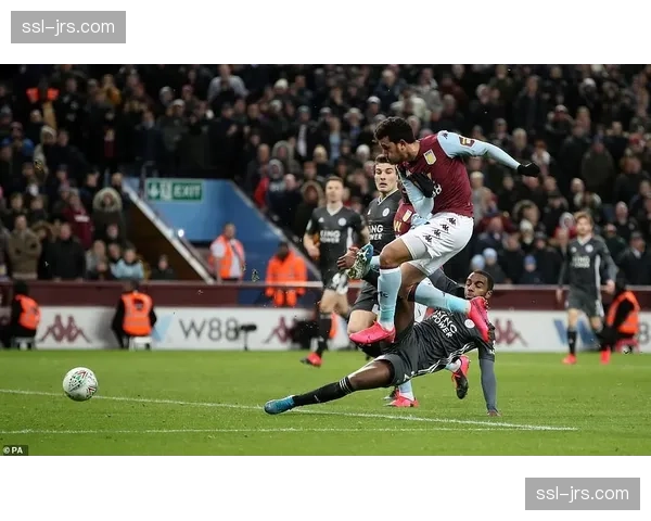 “特写：角球防守中，阿斯顿维拉人墙整齐跃起解围的战术执行力瞬间”